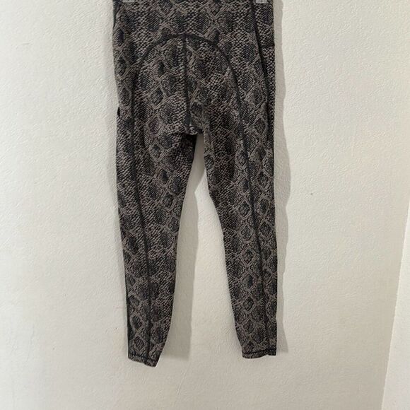 Athleta Size XS Gray Snake print leggings athletic leggings - Picture 6 of 6